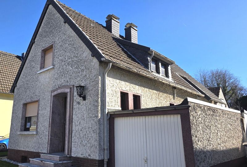 Sanierungsbedürftiges Haus mit großem Garten auf Erbpachtgrundstück